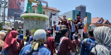 Demo mahasiswa di Bundaran Saronde, Kota Gorontalo, Foto: Fazril La Hasan.