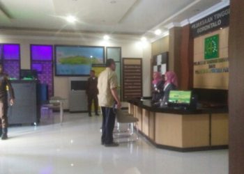 Mantan Gubernur Gorontalo Gusnar Ismail saat tiba di Kejaksaan Tinggi Gorontalo, Selasa (10/9/2019). Gusnar dioerijsa sebagai saksi pada kasus dugaan korupsi pengadaan lahan proyek GORR.