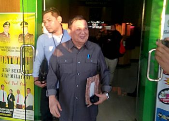 Wakil Gubernur Gorontalo, Idris Rahim usai menjalani pemeriksaan di Kantor Kejati Gorontalo, Selasa (10/9/2019). Idris Rahim diperiksa Kejati sebagai saksi pada kasus dugaan korupsi proyek Gorontalo Outer Ring Road (GORR). Foto: Lukman Polimengo.