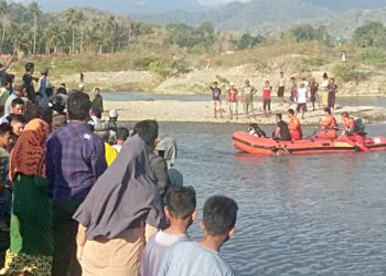 Warga menyaksikan proses pencarian korban tenggelam oleh tim Basarnas Gorontalo. Foto: Lukman Polimengo.