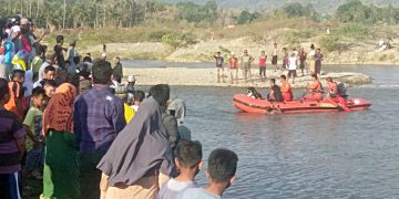 Warga menyaksikan proses pencarian korban tenggelam oleh tim Basarnas Gorontalo. Foto: Lukman Polimengo.