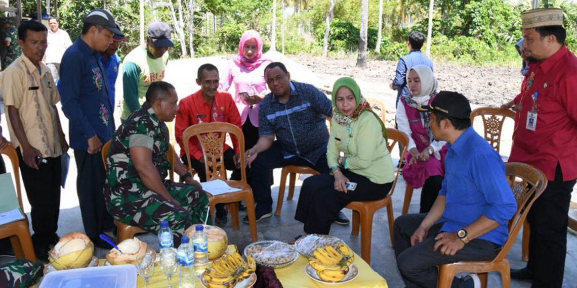 Danrem 133/Nani Wartabone Kolonel Czi Arnold AP Ritiauw bersama Sekda Kabupaten Gorontalo Ir Hadijah U Tayeb beserta dinas terkait, meninjau kembali lahan lokasi rencana pembangunan Sekolah Calon Bintara (SECABA) TNI AD di Desa Ilomata,  Kecamatan Tibawa,  Kabupaten Gorontalo, Kamis (26/9/2019).