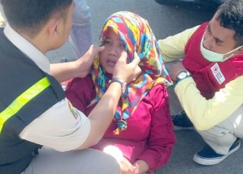 kecapean, salah seorang mahasiswa pingsan saat ikut dalam unjuk rasa di gedung DPRD Provinsi Gorontalo, Rabu (25/9/2019). Foto: Yusri Mustaki.