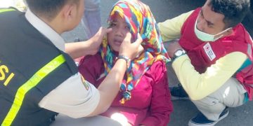 kecapean, salah seorang mahasiswa pingsan saat ikut dalam unjuk rasa di gedung DPRD Provinsi Gorontalo, Rabu (25/9/2019). Foto: Yusri Mustaki.