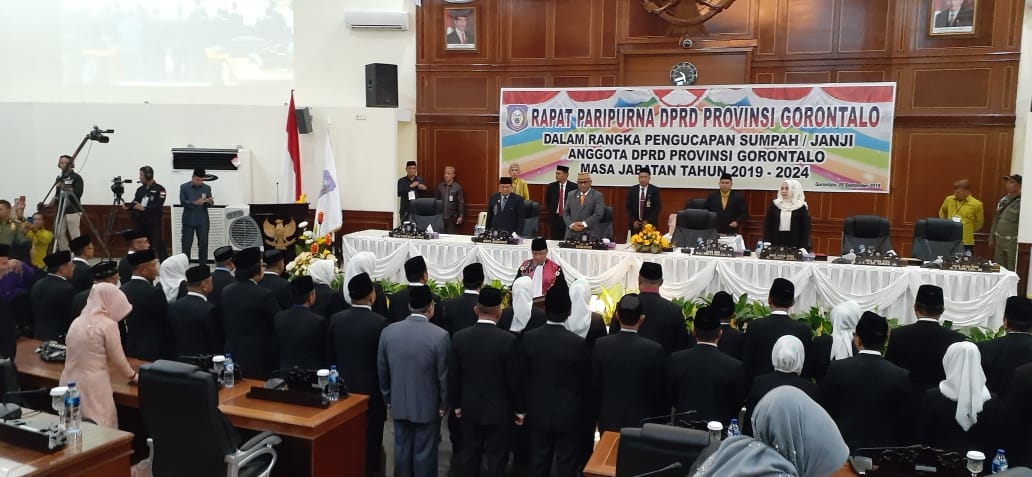 Suasana pelantikan pengambilan sumpah dan janji Anggota DPRD Provinsi Gorontalo Periode 2019 2024. Senin (9/9/2019). Foto: Fazril Lahassan.