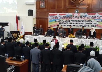Suasana pelantikan pengambilan sumpah dan janji Anggota DPRD Provinsi Gorontalo Periode 2019 2024. Senin (9/9/2019). Foto: Fazril Lahassan.