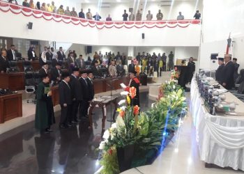 Suasana pelantikan Paris RA Jusuf sebagai Ketua DPRD, Moh. Kris Wartabone, Sofyan Puhi serta Awaludin Pauweni sebagai Wakil Ketua DPRD di gelar dalam Rapat Paripurna Deprov Gorontalo, Senin (30/9/2019).