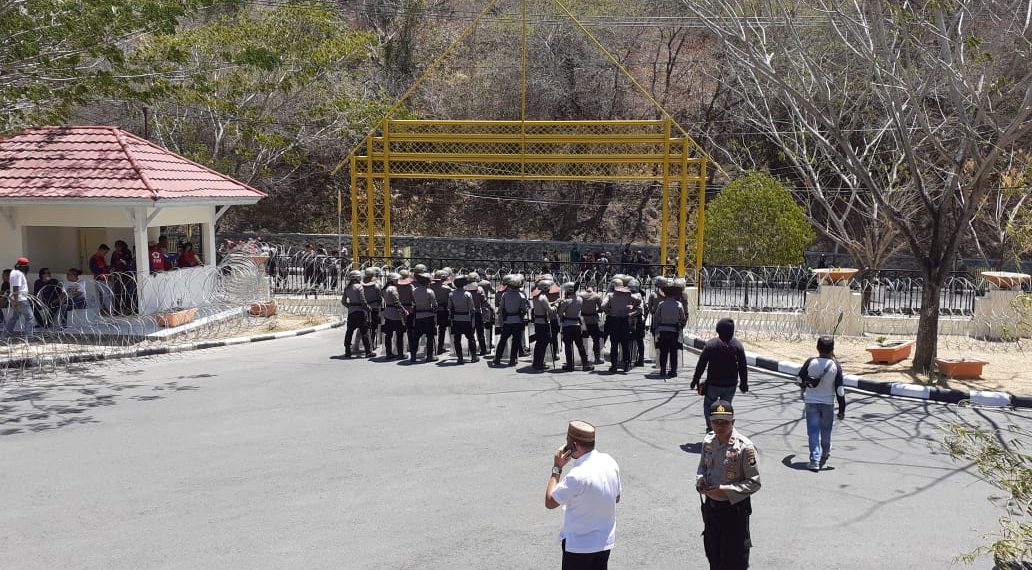 Aparat kepolisian melakukan penjagaan di depan gedung DPRD Provinsi Gorontalo, Rabu (25/9/2019). Foto: Marlan Ahmad.