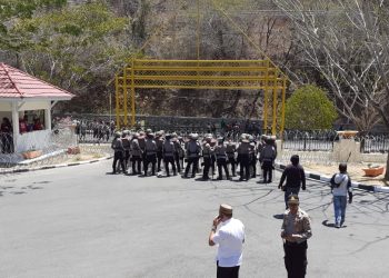 Aparat kepolisian melakukan penjagaan di depan gedung DPRD Provinsi Gorontalo, Rabu (25/9/2019). Foto: Marlan Ahmad.