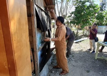 Ketua DPRD Risman Taha bersama warga,turut melakukan rehab enam rumah bersama warga kurang mampu, di sekitar lokasi pelaksanaan kemah bakti, Kelurahan Libuo,Kecamatan Kota Tengah, Kota Gorontalo, Rabu (18/9/2019).