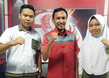 Syukri Entengo dan Sindi Angriani, pelajar SMAN II Limboto, bersama , Arif R Makmur selaku guru pembimbing, saat mengunjungi dapur redaksi mimoza.tv.