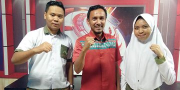 Syukri Entengo dan Sindi Angriani, pelajar SMAN II Limboto, bersama , Arif R Makmur selaku guru pembimbing, saat mengunjungi dapur redaksi mimoza.tv.