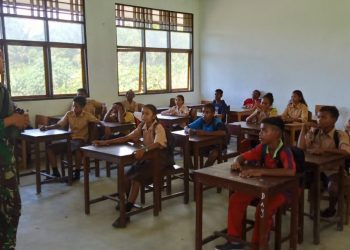 Prajurit Satgas Pamtas Yonif 713/Satya Tama yang melaksanakan kegiatan mengajar Siswa SMP Negeri 7 Yeti.