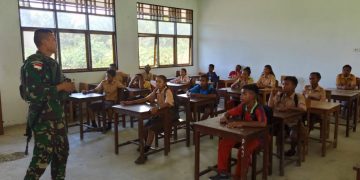 Prajurit Satgas Pamtas Yonif 713/Satya Tama yang melaksanakan kegiatan mengajar Siswa SMP Negeri 7 Yeti.