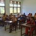 Prajurit Satgas Pamtas Yonif 713/Satya Tama yang melaksanakan kegiatan mengajar Siswa SMP Negeri 7 Yeti.