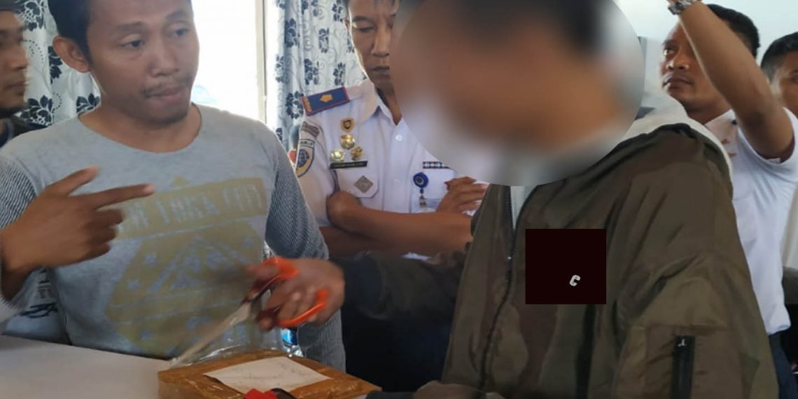 Tersangka berinisial F dengan barang bukti paket diduga narkotba jenis sabu, yang diamankan aparat Polsek Dungingi dan BNN Provinsi Gorontalo.