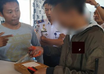 Tersangka berinisial F dengan barang bukti paket diduga narkotba jenis sabu, yang diamankan aparat Polsek Dungingi dan BNN Provinsi Gorontalo.