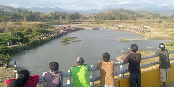 Warga menyaksikan proses evakuasi korban tenggelam di Sungai Bone, Kabupaten Gorontalo. Lokasi ini juga merupakan lokasi aktvitas penambangan galian C. Foto: Lukman Polimengo.