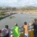 Warga menyaksikan proses evakuasi korban tenggelam di Sungai Bone, Kabupaten Gorontalo. Lokasi ini juga merupakan lokasi aktvitas penambangan galian C. Foto: Lukman Polimengo.