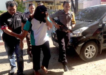 Tersangka Berinisial T alias Tam, oknum pimpinan pesantren di Desa Mustika, Kecamatan Paguyaman, saat di giring aparat ke Polres Boalemo.