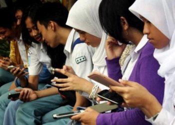 Ilustrasi pelajara menggunakan handphone. Foto: Istimewa.