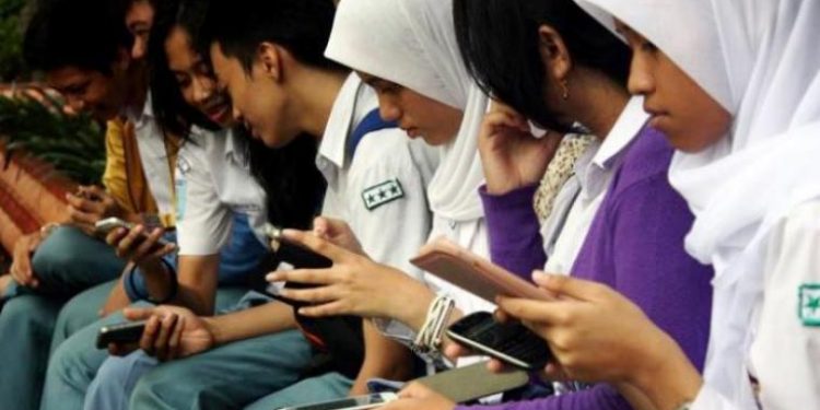 Ilustrasi pelajara menggunakan handphone. Foto: Istimewa.