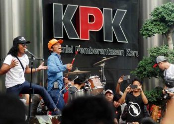 Grup band Slank tampil sebagai dukungan terhadap KPK terkait polemik hak angket DPR pada tahun 2017. (Foto: Poskotanews)