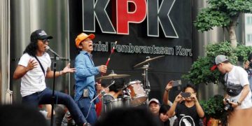 Grup band Slank tampil sebagai dukungan terhadap KPK terkait polemik hak angket DPR pada tahun 2017. (Foto: Poskotanews)