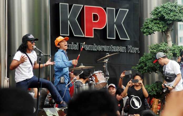 Grup band Slank tampil sebagai dukungan terhadap KPK terkait polemik hak angket DPR pada tahun 2017. (Foto: Poskotanews)