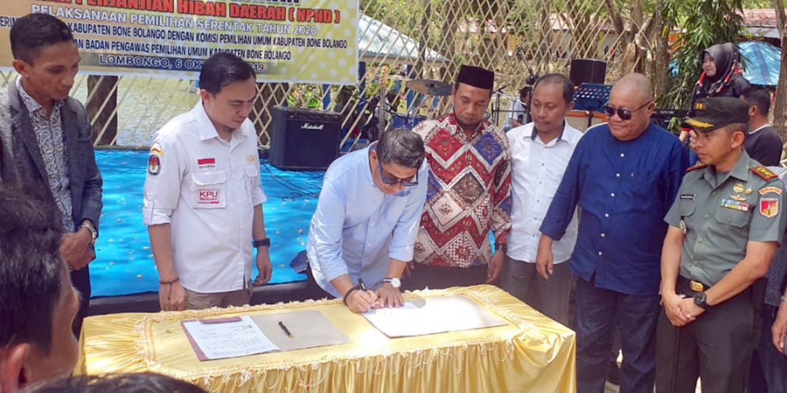 Acara penandatanganan Naskah Perjanjian Hibah Daerah (NPHD), pelaksanaan Pemilihan serentak 2020, antara KPU. Bawaslu dan Pemkab Bonebolango, yang digelar di Desa Lombongo, Kecamatan Suwawa, Minggu (6/10/2019).