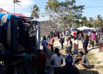 Bus Pariwisata Pemda Bone Bolango mengalami kecelakaan saat hendak menuju Manado, Sulawesi Utara. (Foto Istimewa)