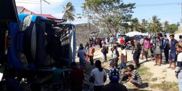 Bus Pariwisata Pemda Bone Bolango mengalami kecelakaan saat hendak menuju Manado, Sulawesi Utara. (Foto Istimewa)