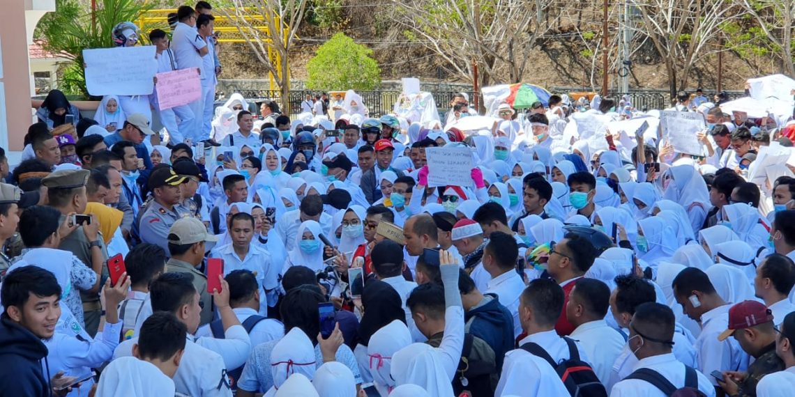 Ratusan perawat yang tergabung dalam Persatuan Perawat Nasional Indonesia (PPNI), menggelar aksi massa di Hedung DPRD Provinsi Gorontalo, Rabu (9/10/2019).