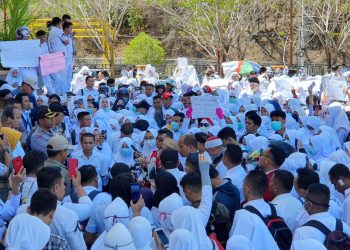 Ratusan perawat yang tergabung dalam Persatuan Perawat Nasional Indonesia (PPNI), menggelar aksi massa di Hedung DPRD Provinsi Gorontalo, Rabu (9/10/2019).