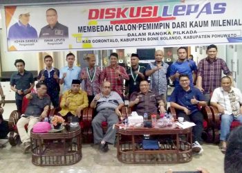 Foto bersama usal kegiatan Dialog Lepas.