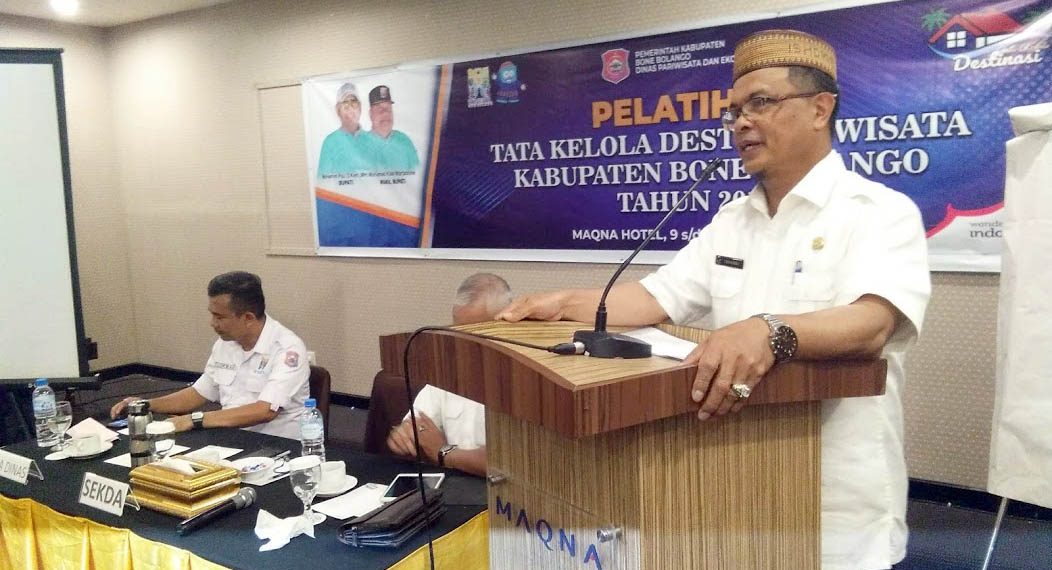 Sekretaris Daerah Kabupaten Bone Bolango, Ishak Ntoma  saat memberikan sambutan dalam kegiatan pelatihan tata kelola destinasi pariwisata, yang digelar di salah satu hotel di Kota Gorontalo,