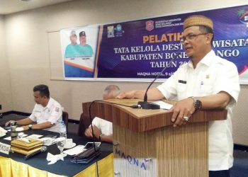 Sekretaris Daerah Kabupaten Bone Bolango, Ishak Ntoma  saat memberikan sambutan dalam kegiatan pelatihan tata kelola destinasi pariwisata, yang digelar di salah satu hotel di Kota Gorontalo,