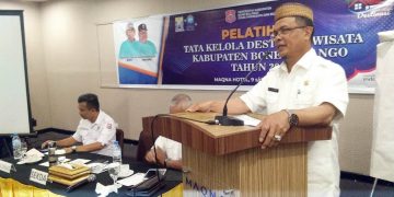 Sekretaris Daerah Kabupaten Bone Bolango, Ishak Ntoma  saat memberikan sambutan dalam kegiatan pelatihan tata kelola destinasi pariwisata, yang digelar di salah satu hotel di Kota Gorontalo,