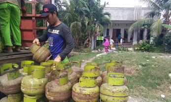 Aktifitas distribusi tabung gas melon. Foto: Lukman Polimengo.