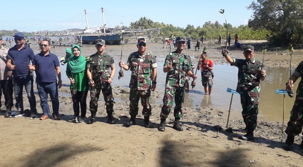 Dalam rangka memperingati HUT TNI Ke – 74, jajaran  TNI di wilayah Provinsi Gorontalo menggelar kegiatan penanama pohon manggrove dan pengobatan gratis, dan donor darah,  yang di pusatkan di Desa Katialada, Kecamatan Kwandang, Kabupaten Gorontalo Utara, Senin (7/10/2019).