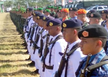 Danrem 133/Nani Wartabone Kolonel Czi Arnold AP Ritiauw selaku inspektur upacara, saat memeriksa pasukan, pada Upacara HUT TNI ke 74, yang di gelar di Lapangan Sport Center David - Tonny, Sabtu (5/10/2019). Foto: Lukman Polimengo.