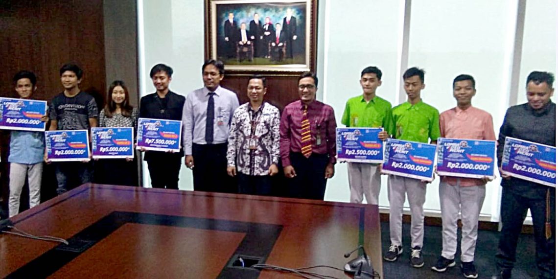 Foto bersama jajaran Bank Indonesia Perwakilan Gorontalo bersama pemenang lomba video 5 J.