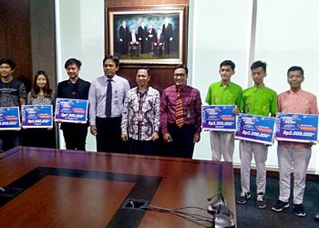 Foto bersama jajaran Bank Indonesia Perwakilan Gorontalo bersama pemenang lomba video 5 J.