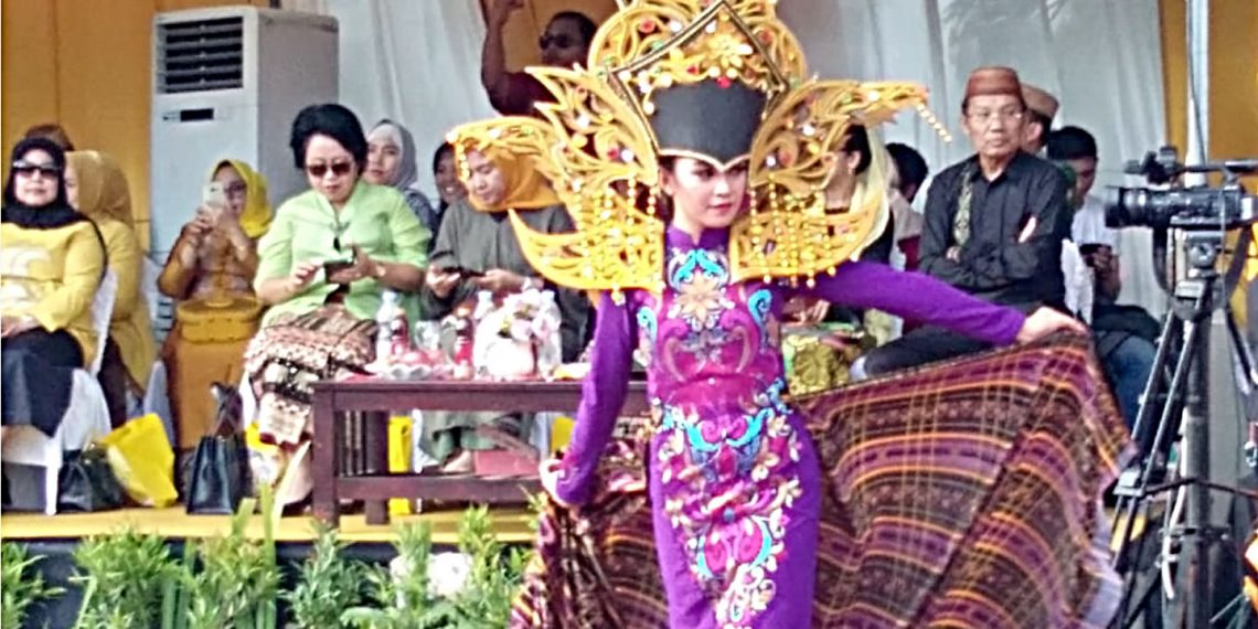 Salah satu peserta dalam Gorontalo Karnaval Karawo (GKK) beberapa waktu lalu. Foto : Lukman/mimoza.tv.