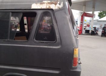 Mobil jenis minibus ini yang diamankan aparat saat sedang antri di SPBU yang berada di Jalan Jenderal Sudirman, Kota Gorontalo.