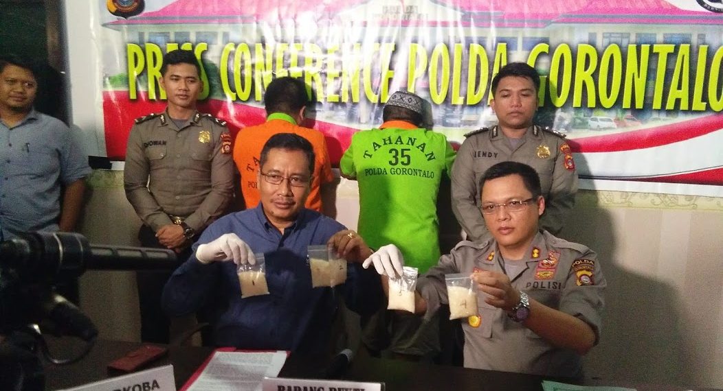 Dir Narkoba Polda Gorontalo, Kombes Pol Dewa Putu Gede Arta (baju biru) bersama Kabid Humas Polda Gorontalo, AKBP Wahyu Tri Cahyono, saat memperlihatkan barang bukti narkoba jenis sabu. Barang bukti sabu ini merupakan hasil pengungkapan kasus yang melibatkan seorang warga binaan di Lapas kelas II A Manado, Sulawesi Utara. Foto: Lukman Polimengo.