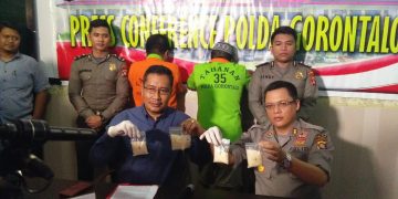 Dir Narkoba Polda Gorontalo, Kombes Pol Dewa Putu Gede Arta (baju biru) bersama Kabid Humas Polda Gorontalo, AKBP Wahyu Tri Cahyono, saat memperlihatkan barang bukti narkoba jenis sabu. Barang bukti sabu ini merupakan hasil pengungkapan kasus yang melibatkan seorang warga binaan di Lapas kelas II A Manado, Sulawesi Utara. Foto: Lukman Polimengo.