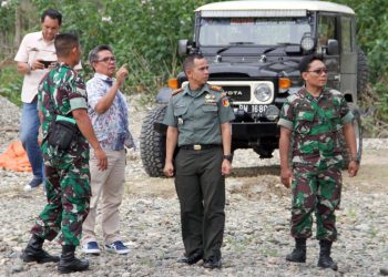 Dandim 1304/Gorontalo Letkol Inf Allan Surya Lesmana, S.Sos bersama Zulkarnain Habibie ST Sekertaris GO_Jip 4×4 Gto dan Zulkarnain Isa S.IP Wasek GO_Jip 4×4 Gorontalo, meninjau rute Offroad yang akan diselenggarakan pada tanggal 12 Oktober 2019 mendatang.
