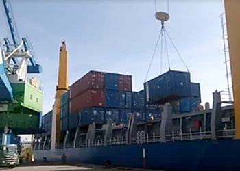 Aktifitas bongkar muat petikemas di Pelabuhan Gorontalo. Foto: Lukman Polimengo.