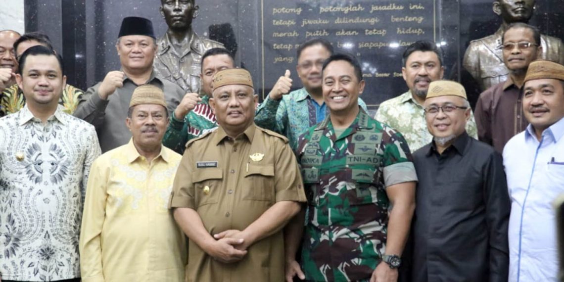 Ketua DPRD dan para Wakil Ketua DPRD mendampingi Gubernur Gorontalo dalam rangka memenuhi undangan dari Kepala Staf Angkatan Darat (KASAD), membahas kesiapan Pemerintah Provinsi Gorontalo terhadap Pembangunan Sekolah Calon Bintara (SECABA).